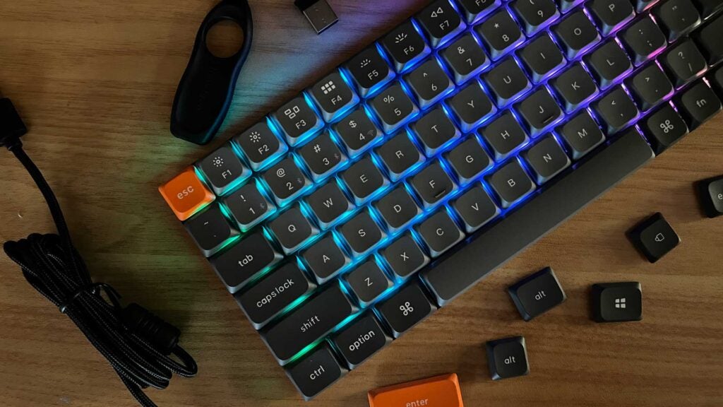 El Keychron K3 Max con sus accesorios