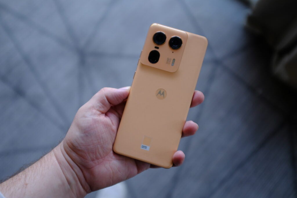 Moto Edge 50 Ultra en Peach Fuzz