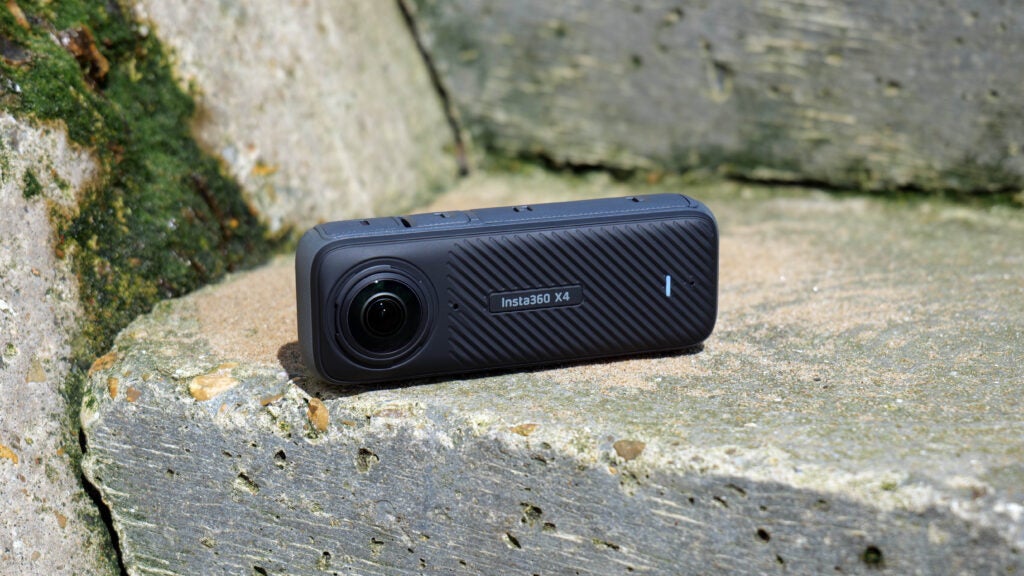 Insta360 X4 en posición horizontal sobre un escalón