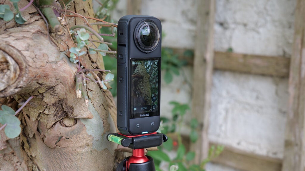 Insta360 X4 en un trípode