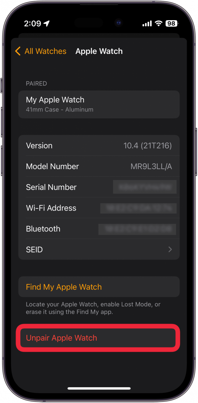 Pantalla de información del reloj de la aplicación Apple Watch del iPhone con un cuadro rojo alrededor del botón Desvincular Apple Watch