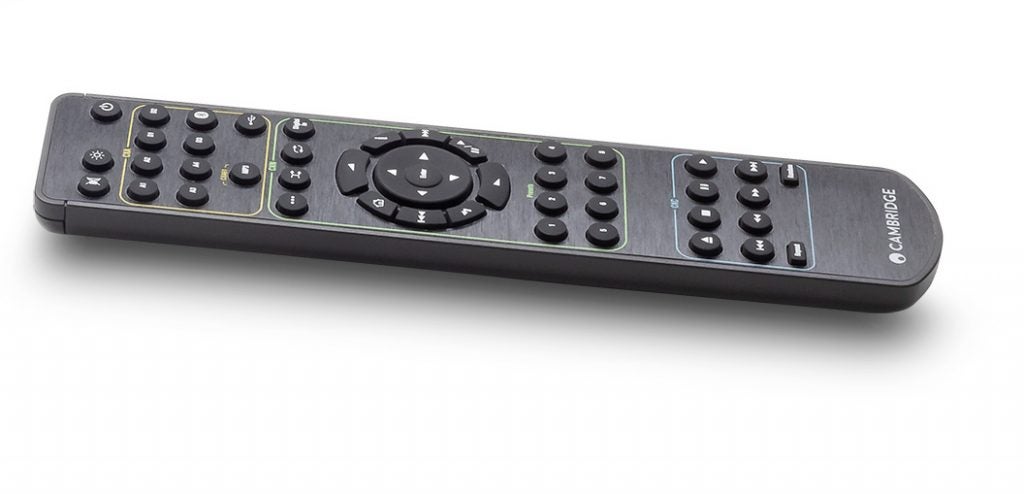 Vista lateral izquierda del control remoto de un Cambridge Audio CXA81 negro sobre un fondo blanco