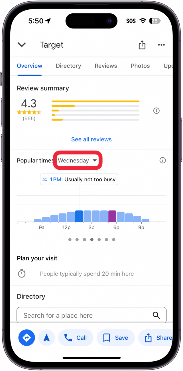 resultado de destino de Google Maps para iPhone con un cuadro rojo alrededor del día de la semana en la sección de horarios populares