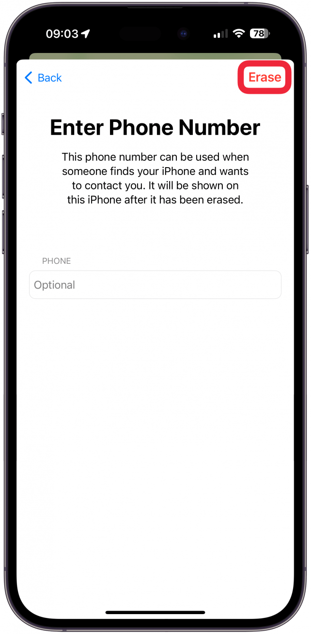 Ingresa un número de teléfono en caso de que alguien encuentre tu iPhone, luego toca Borrar.