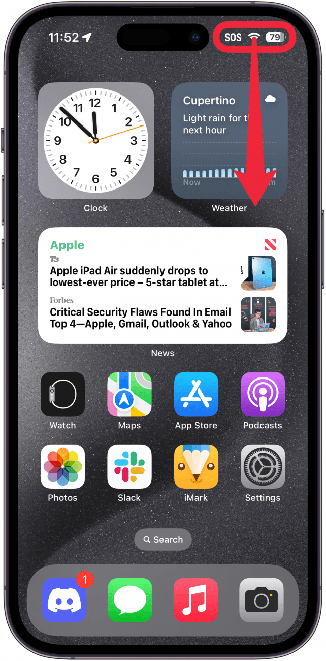 Pantalla de inicio del iPhone con un cuadro rojo alrededor del lado derecho de la barra de estado y una flecha roja apuntando hacia abajo, indicando que se debe deslizar hacia abajo desde el borde superior derecho de la pantalla.