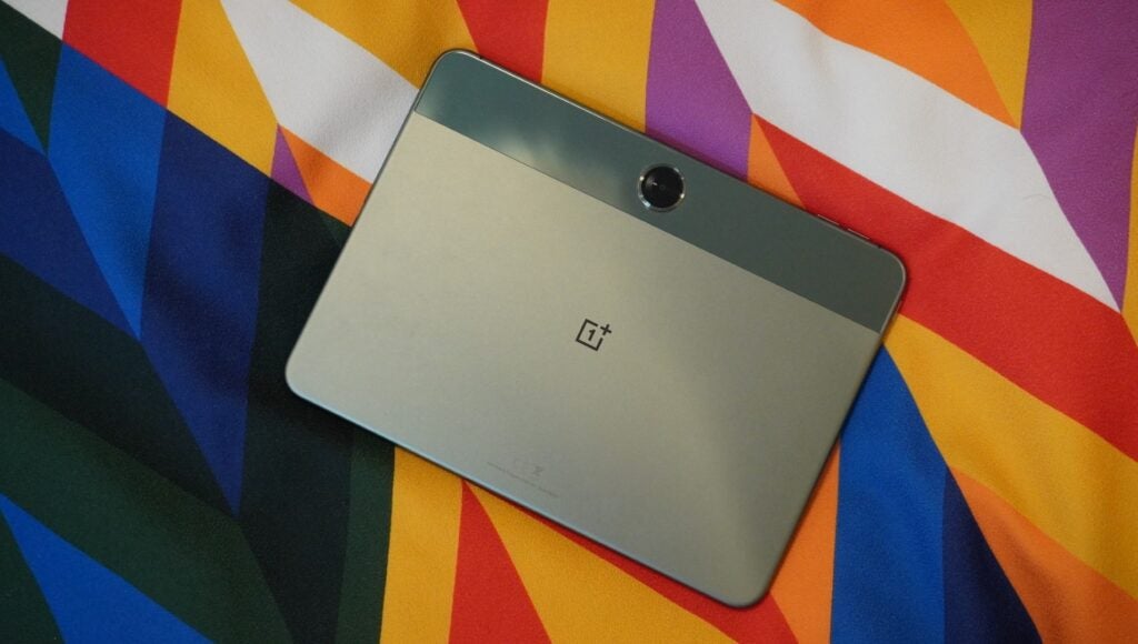 OnePlus Pad Go sobre una almohada colorida