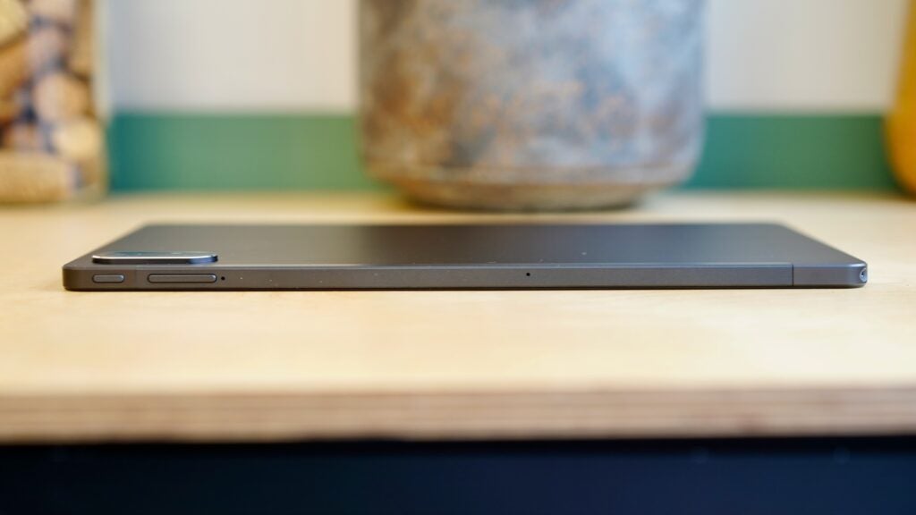 Acer Iconia Tab P11 mostrando sus botones laterales