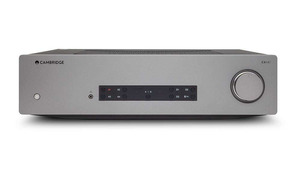 Vista frontal de un Cambridge Audio CXA plateado sobre un fondo blanco