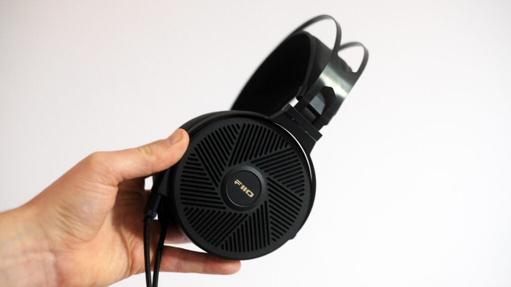 FiiO FT5 en la mano