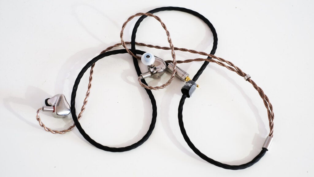 Auriculares Letshuoer Cadenza 12 con cable trenzado sobre fondo blanco.