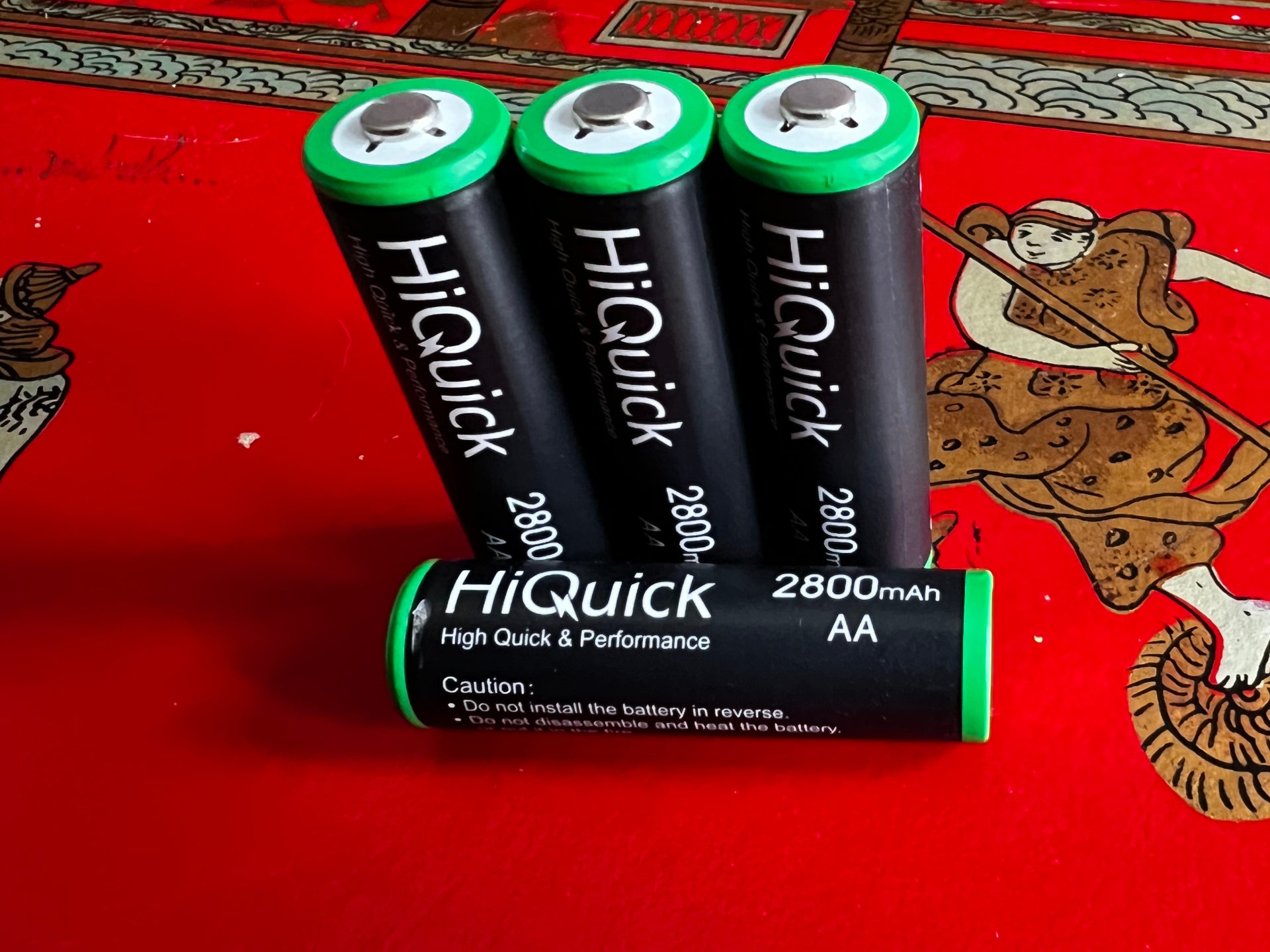 HiQuick AA 2800 con una batería tumbada