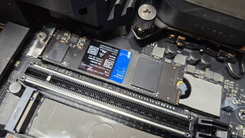 WD Blue SN580 en PCWD Blue SN580 NVMe SSD instalado en la placa base de una computadora.