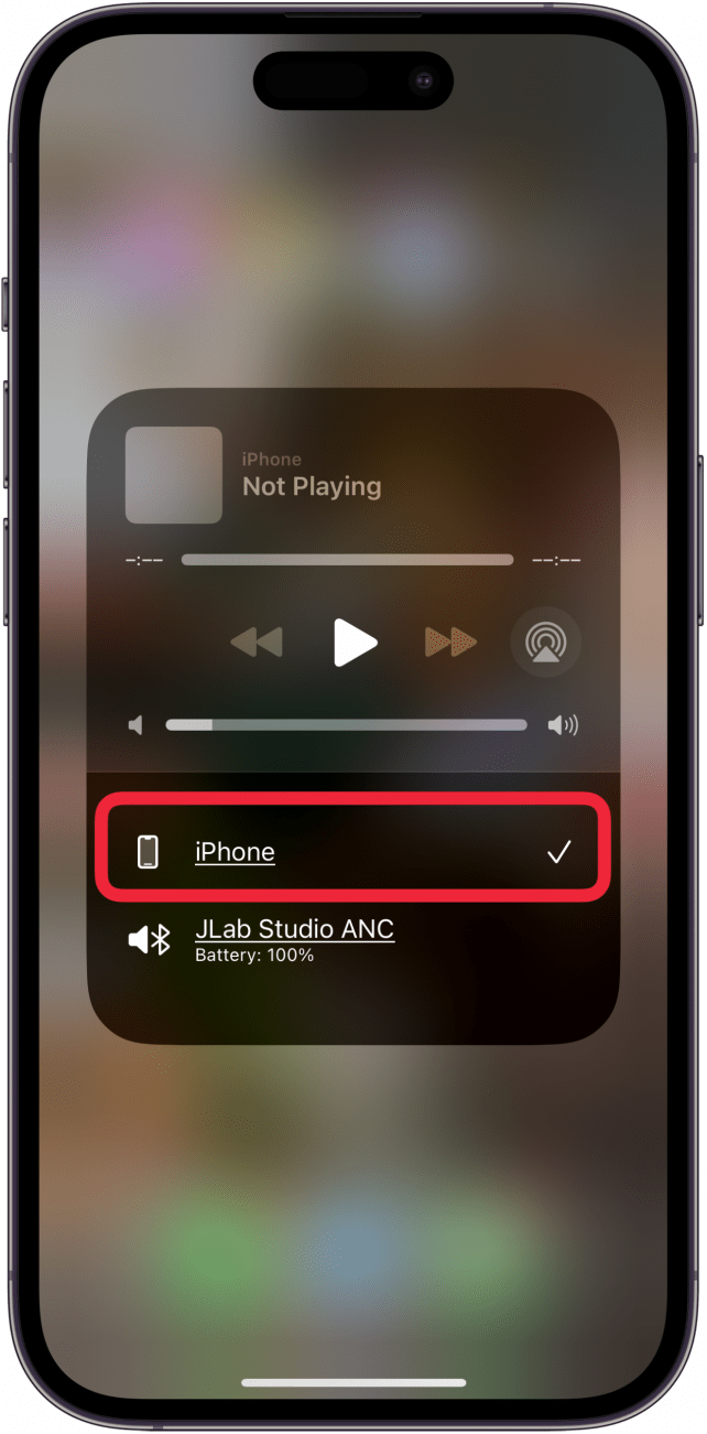 La salida de audio debe cambiarse desde los auriculares.