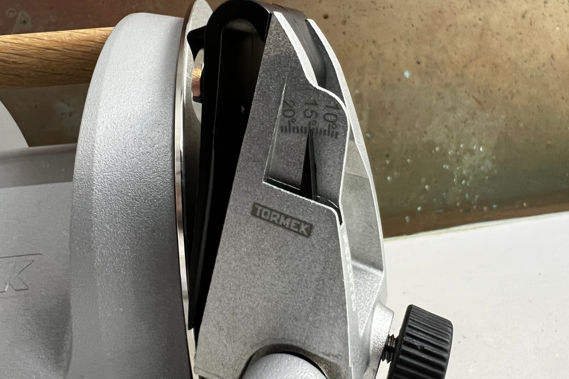 Ajuste del ángulo del afilador de cuchillos de cocina Tormek T-1
