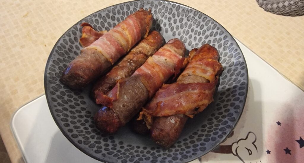 Salchichas envueltas en tocino - Freidora de aire Sharp de 5,5 l