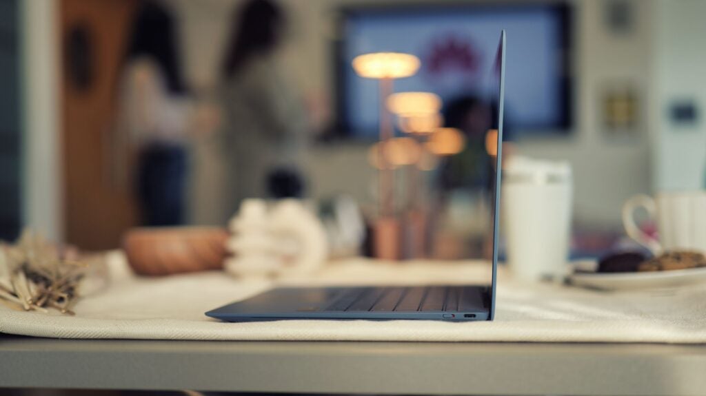 Pantalla del Huawei MateBook X Pro (2024) de lado