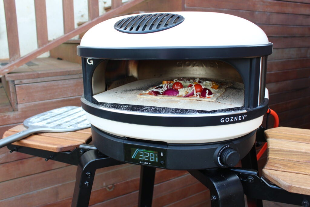 Gozney Arc cocinando una pizza vegetal