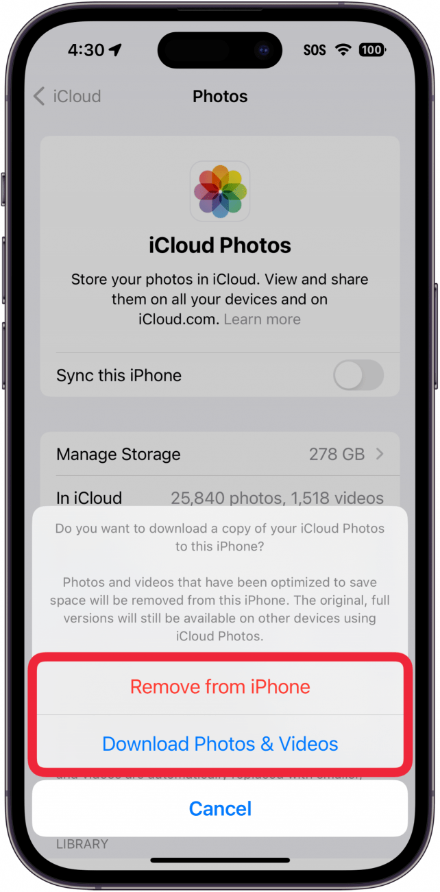 Configuración de fotos de iPhone en iCloud con un cuadro rojo alrededor de un mensaje que solicita al usuario que descargue sus fotos o las elimine del iPhone.