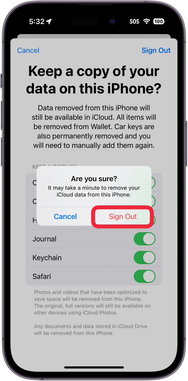 Proceso de cierre de sesión del ID de Apple del iPhone que muestra una ventana que pregunta al usuario si está seguro de querer cerrar sesión, con un cuadro rojo alrededor del botón de cerrar sesión