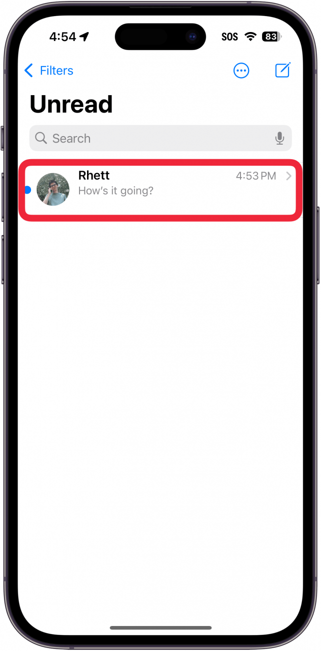 aplicación de mensajes de iPhone que muestra el filtro de mensajes no leídos con un cuadro rojo alrededor de un mensaje no leído