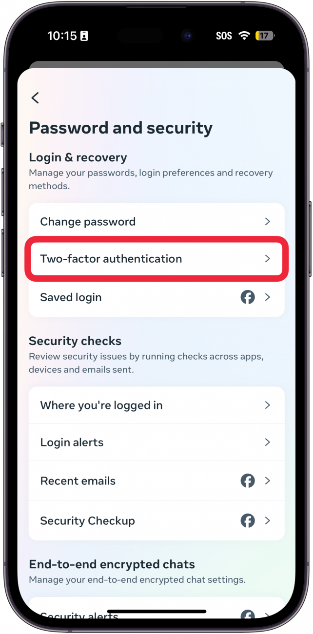 Configuración de seguridad y contraseña de la aplicación Facebook de iPhone con un cuadro rojo alrededor de la autenticación de dos factores