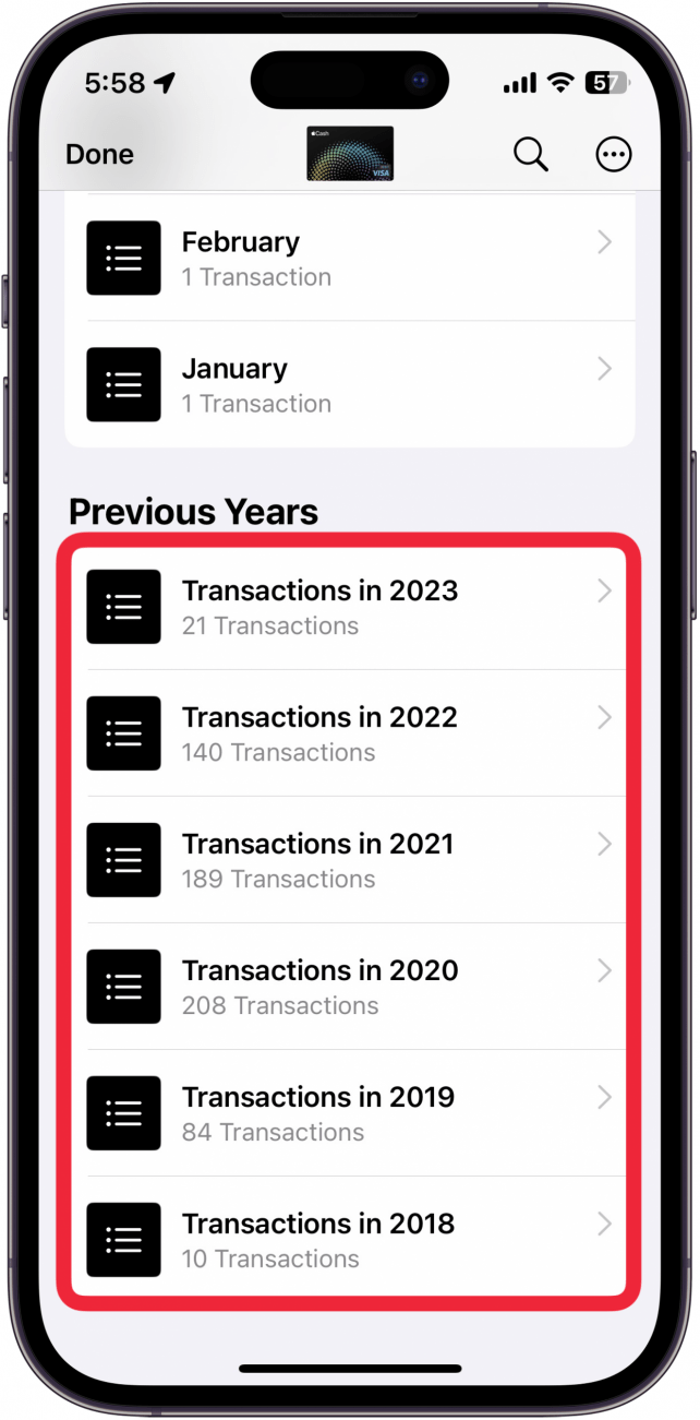 Historial de transacciones de la aplicación iPhone Wallet con un cuadro rojo alrededor de las transacciones de años anteriores.