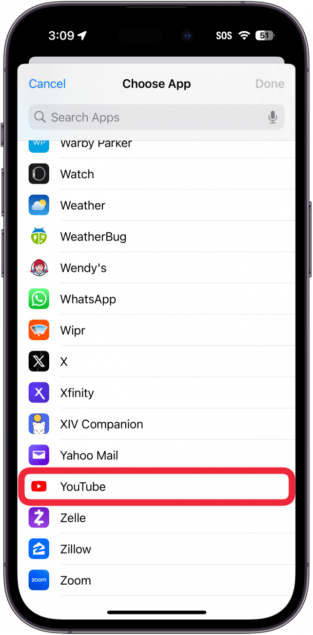 Configuración de automatización de aplicaciones de accesos directos de iPhone que muestra una lista de aplicaciones con un cuadro rojo alrededor de la aplicación de YouTube.