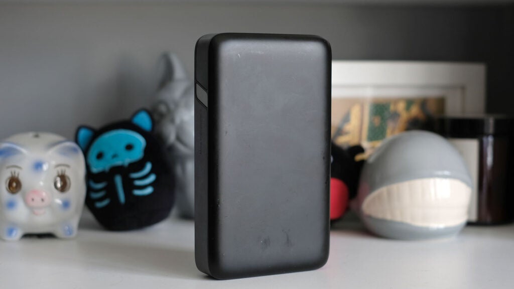 Batería externa Ugreen Nexode de 100 W sobre un escritorio