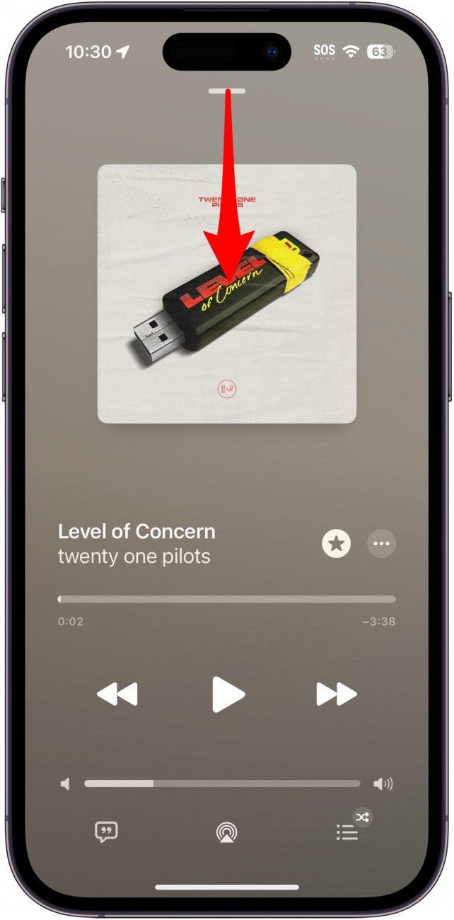 Pantalla de reproducción de música de Apple con una flecha roja que apunta hacia abajo desde la barra gris en la parte superior de la pantalla, lo que indica que se debe deslizar hacia abajo