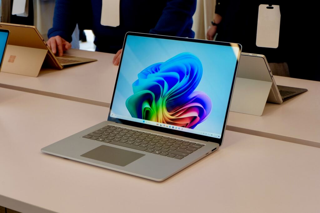 Parte frontal de la PC Surface Laptop 7 Copilot Plus
