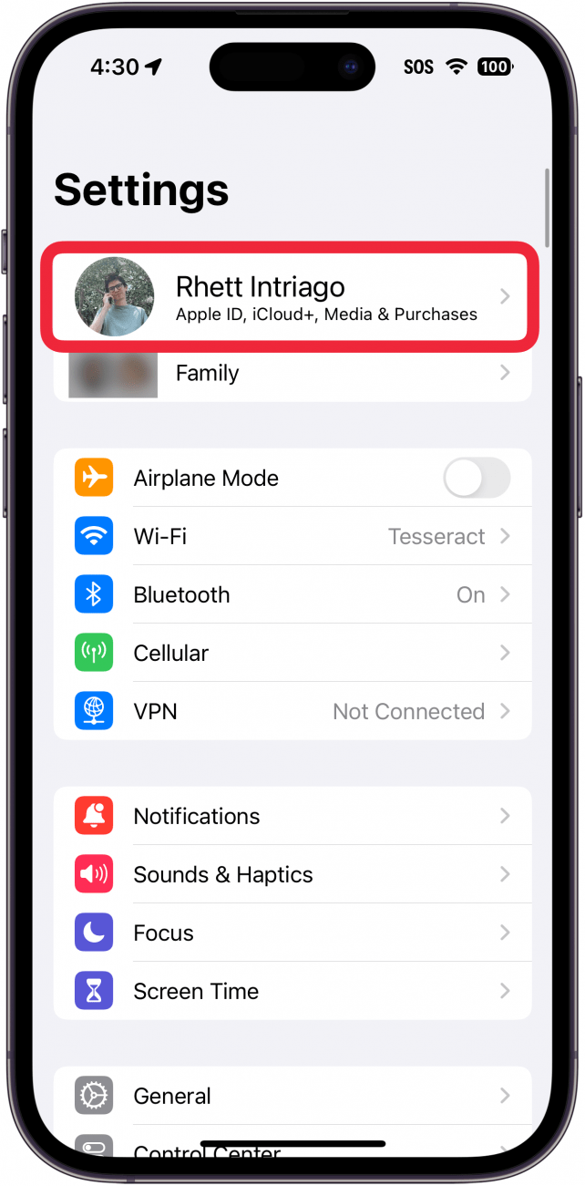 configuración de iPhone con un cuadro rojo alrededor de la ID de Apple