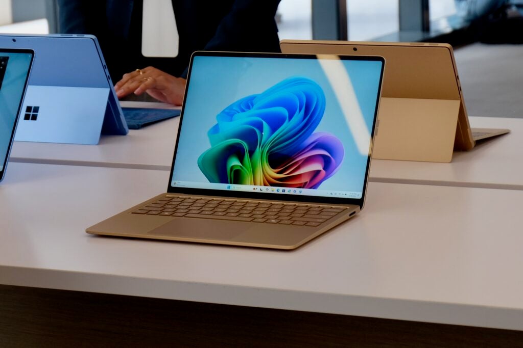Parte frontal de la PC Surface Laptop 7 Copilot Plus