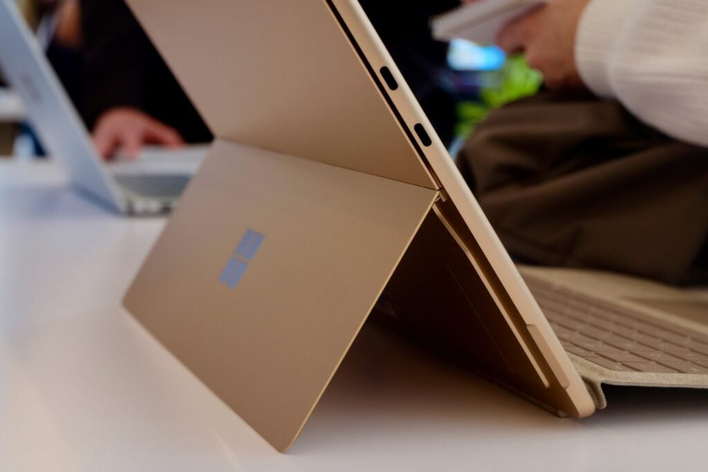 Lado de Microsoft Surface Pro 11