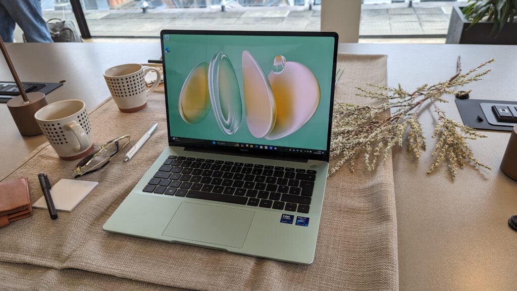 Huawei Matebook 14 (2024) en el escritorio
