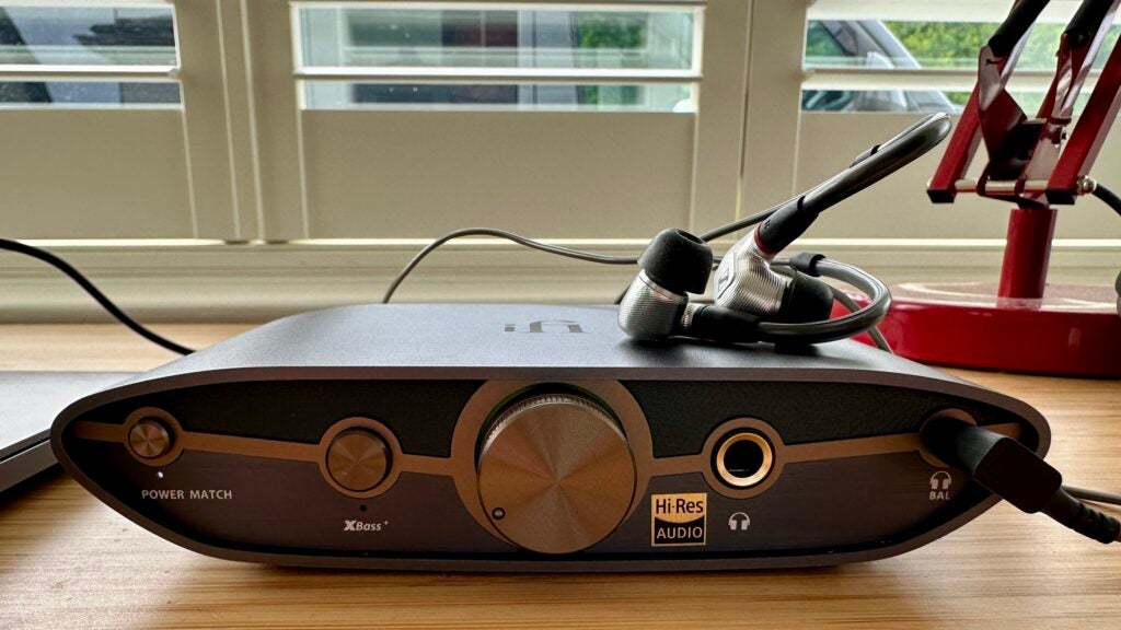 iFi ZEN DAC 3 con auriculares internos Sennheiser