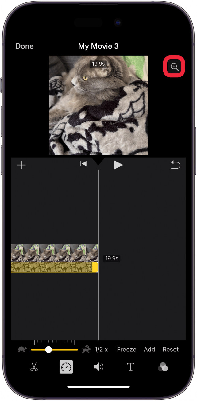 Pantalla de edición de la aplicación Imovie para iPhone con un cuadro rojo alrededor del botón de zoom