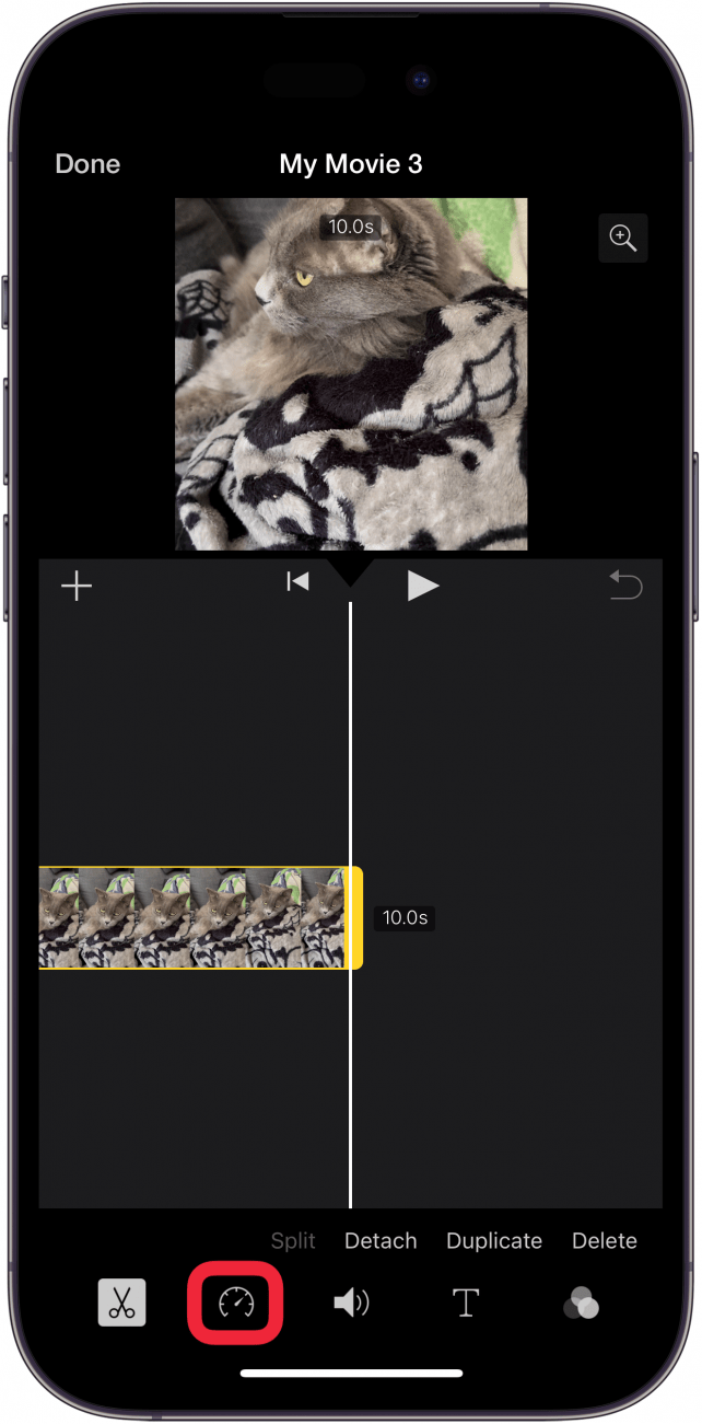 Pantalla de edición de la aplicación Imovie para iPhone con un cuadro rojo alrededor del botón de velocidad