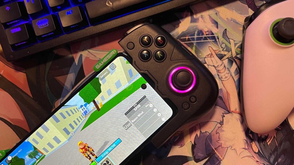 El GameSir X4 Aileron con un controlador Xbox y un teclado con un teléfono conectado jugando Roblox.