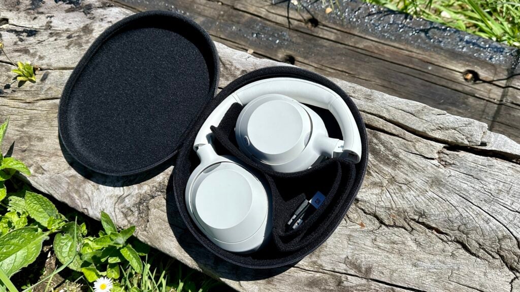 Sony ULT WEAR en estuche de transporte