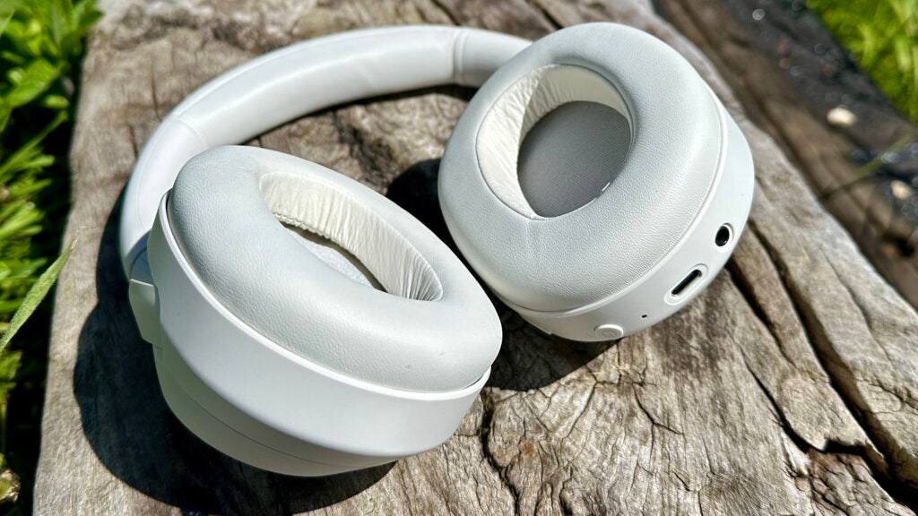 Detalle de primer plano de los auriculares Sony ULT WEAR