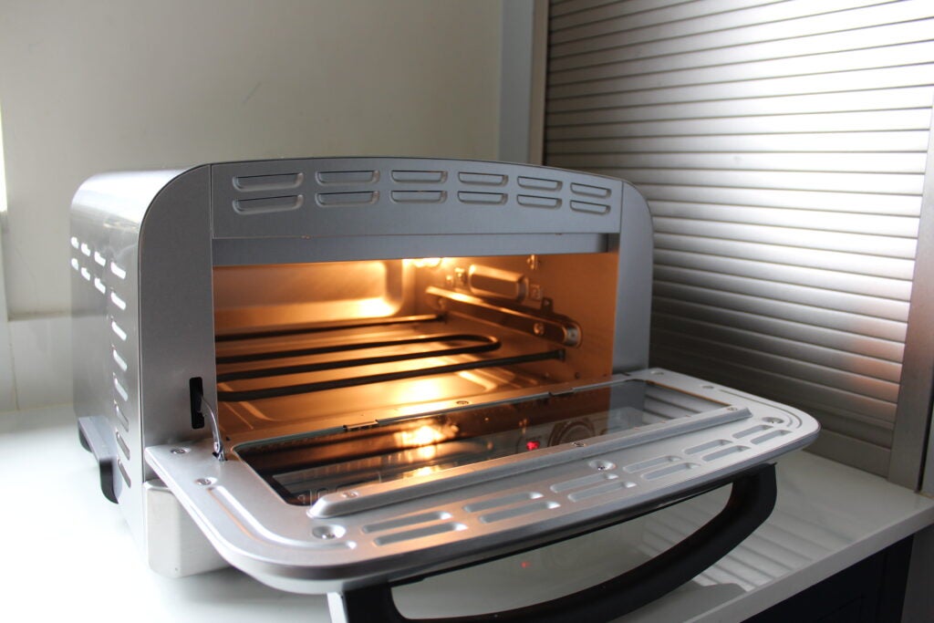 Puerta del horno de pizza interior Cuisinart abierta