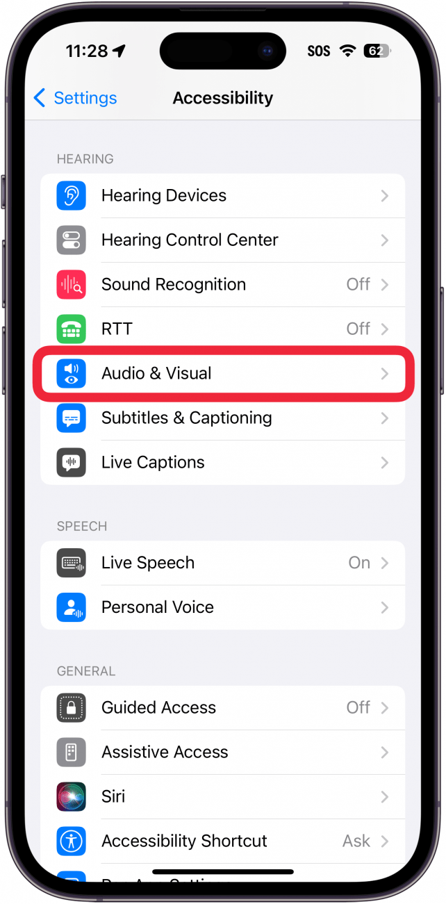 Configuración de accesibilidad del iPhone con un cuadro rojo alrededor del material audiovisual.