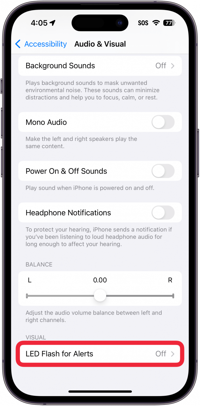 Configuración audiovisual de accesibilidad del iPhone con un cuadro rojo alrededor del flash LED para alertas