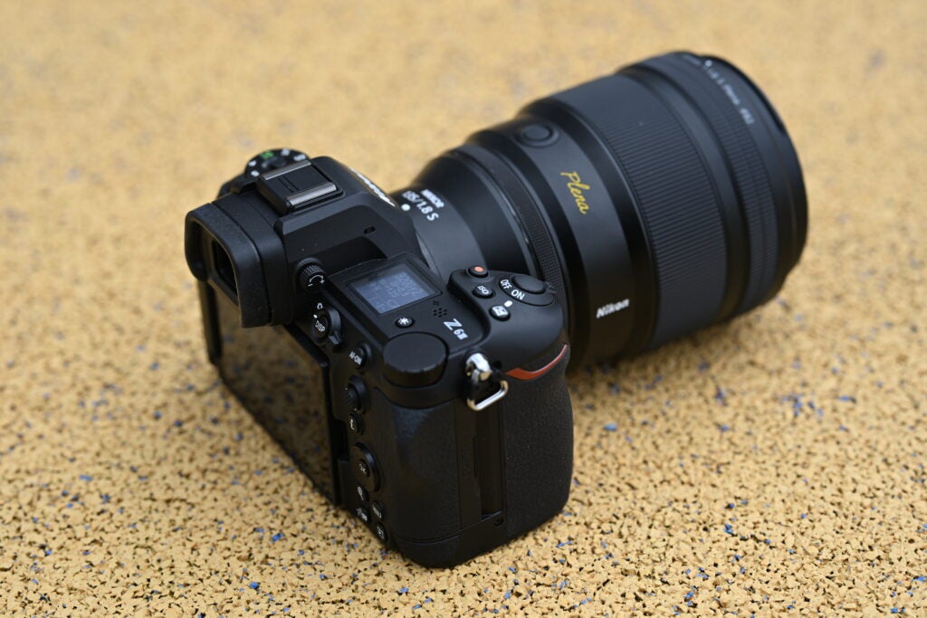Empuñadura Nikon Z6 III