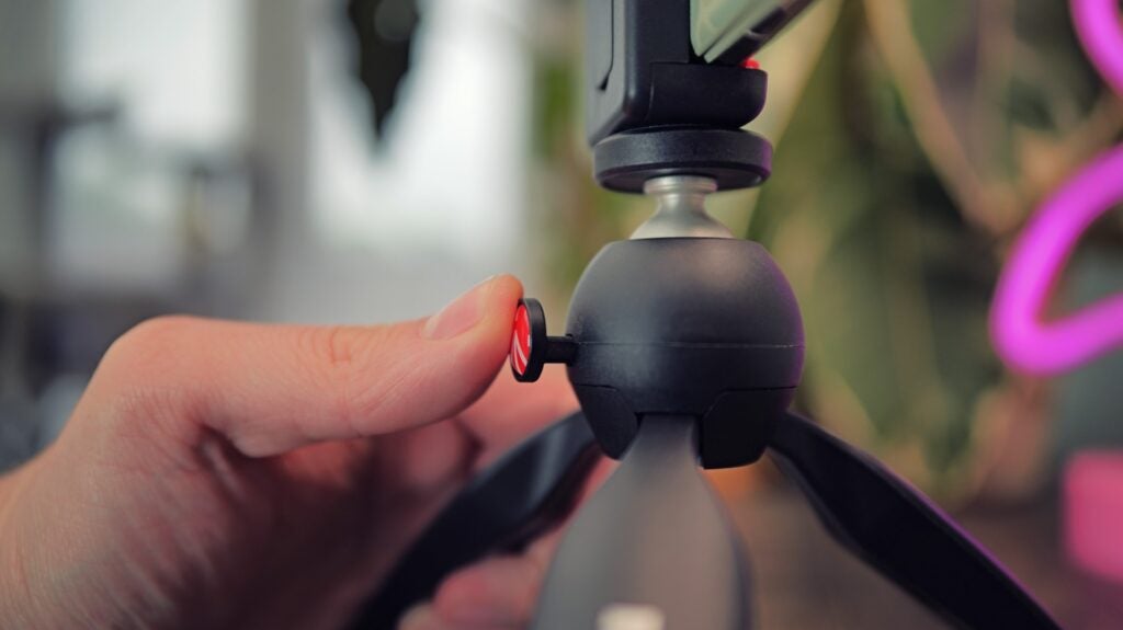 Ajuste con un solo botón del Manfrotto Pixi Mini