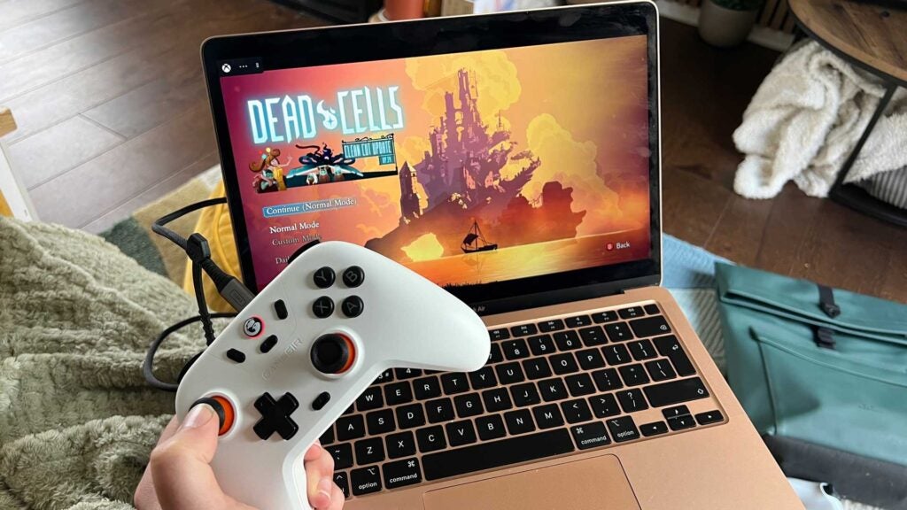 El GameSir Nova Lite en la mano.