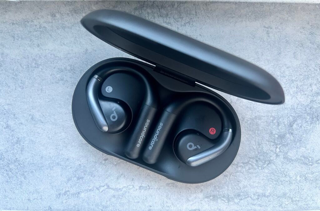 Soundcore AeroFit con estuche abierto