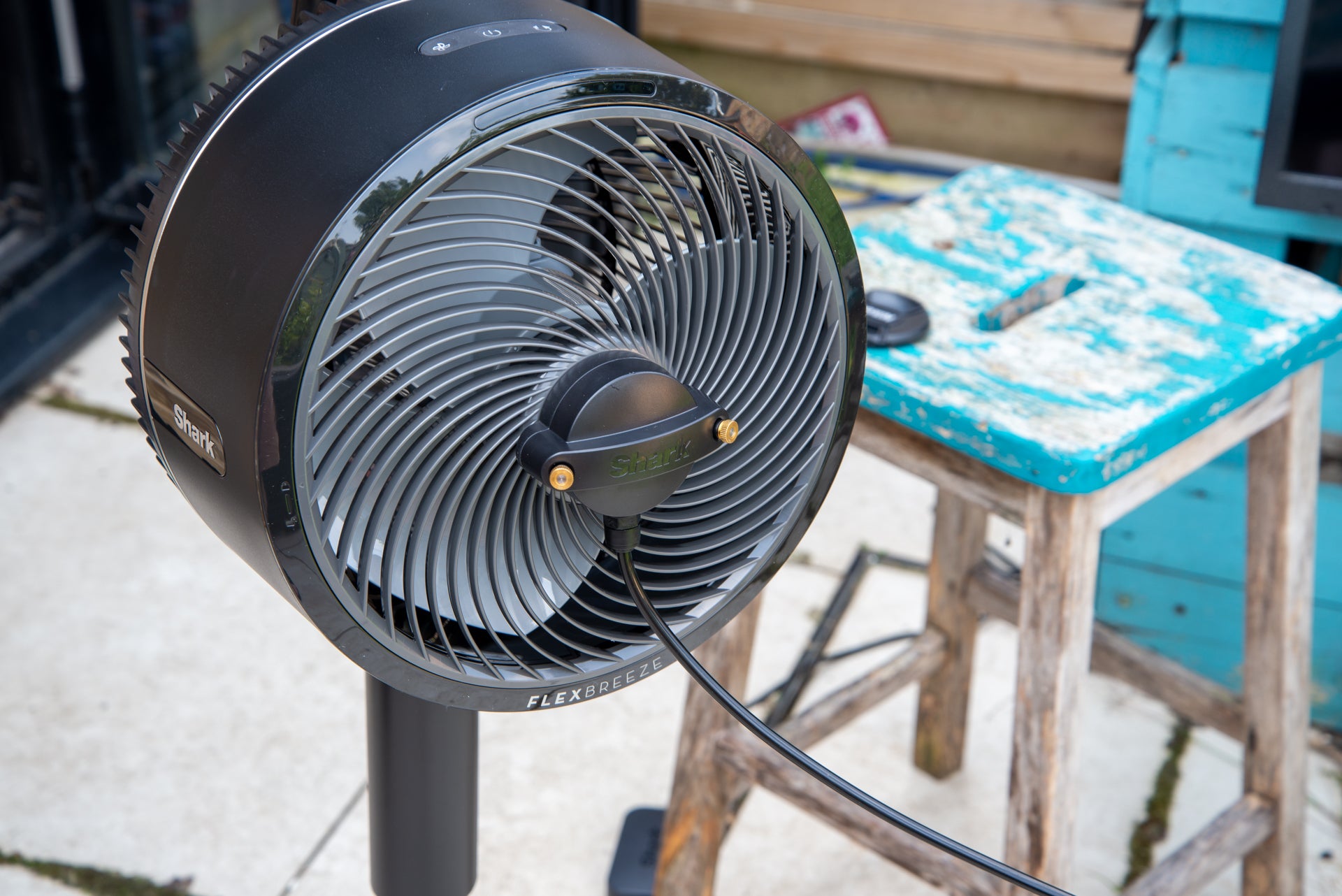 Ventilador portátil Shark FlexBreeze FA220UK con accesorio de agua