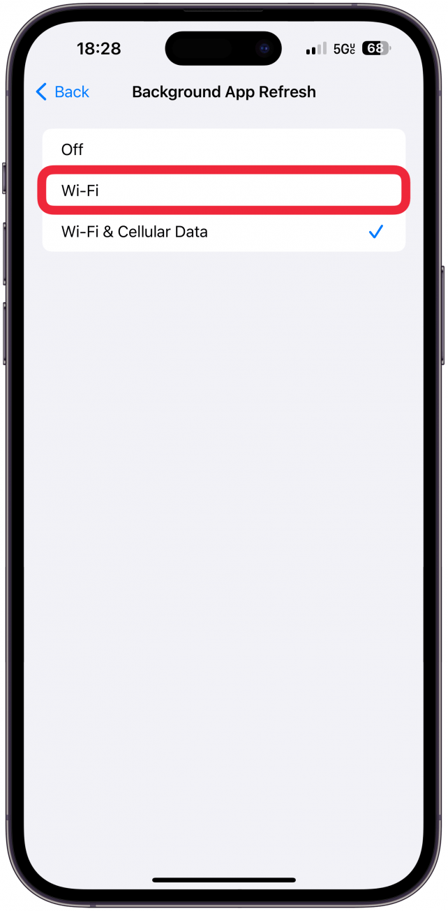 También debes desactivar la actualización de la aplicación en segundo plano cuando utilices tus datos móviles. 