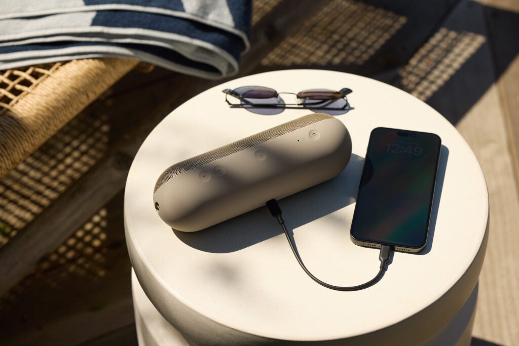 Pastilla Champagne Gold Beats conectada al iPhone